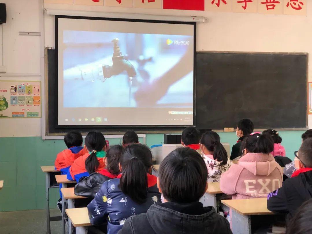 疫情当下的年轻人，应该选择打工还是选择创业？游戏画面